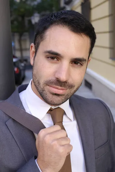 Retrato Joven Guapo Traje Con Corbata Calle Ciudad —  Fotos de Stock