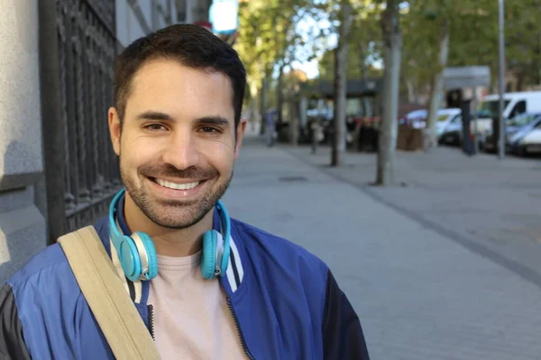 Portrait Beau Jeune Homme Vêtements Élégants Avec Écouteurs Sur Rue — Photo