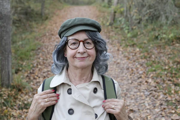 Açık Havada Gri Saçlı Yaşlı Bir Kadının Portresi — Stok fotoğraf