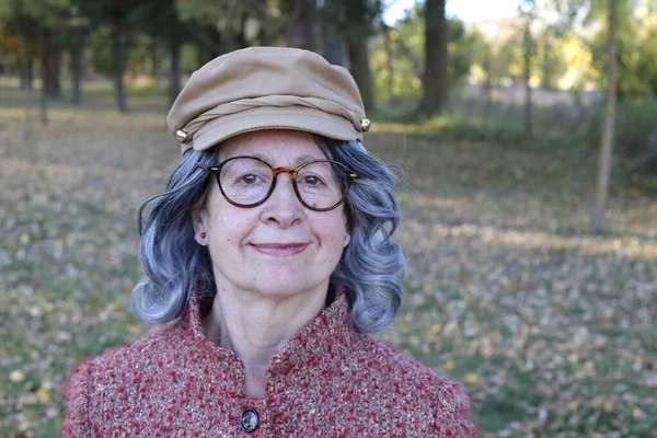 Portrait Femme Âgée Aux Cheveux Gris Extérieur — Photo