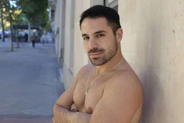 Portrait Beau Jeune Homme Torse Posant Sur Rue Ville — Photo