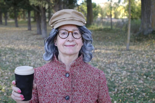 Portrait Femme Âgée Avec Les Cheveux Gris Tenant Tasse Café — Photo