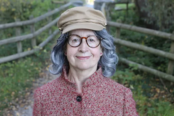 Retrato Mujer Mayor Con Pelo Gris Aire Libre — Foto de Stock