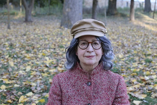 Porträt Einer Seniorin Mit Grauen Haaren Freien — Stockfoto