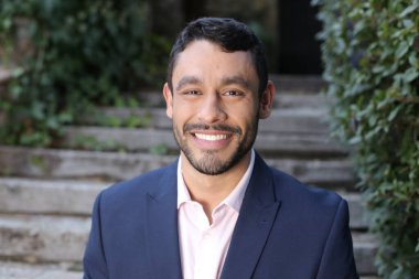 Takım elbiseli yakışıklı bir adamın yakın plan portresi.