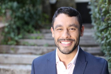 Takım elbiseli yakışıklı bir adamın yakın plan portresi.