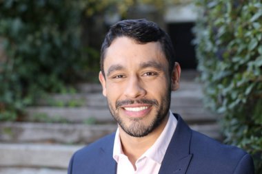 Takım elbiseli yakışıklı bir adamın yakın plan portresi.