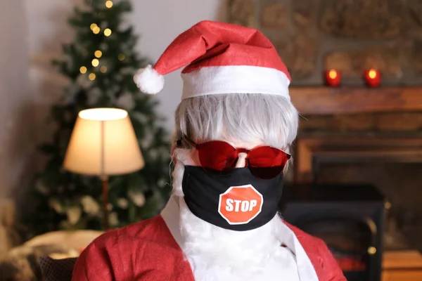 Porträt Einer Person Weihnachtsmannkostüm Mit Sonnenbrille Und Atemmaske — Stockfoto