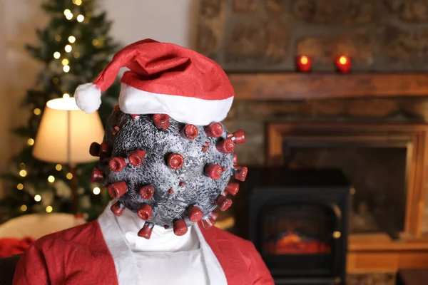 身着圣诞老人服装 戴着科罗纳病毒面具的人在室内的画像 — 图库照片