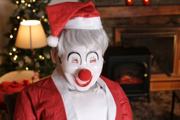 Porträt Einer Person Weihnachtsmannkostüm Und Clownsmaske Drinnen — Stockfoto
