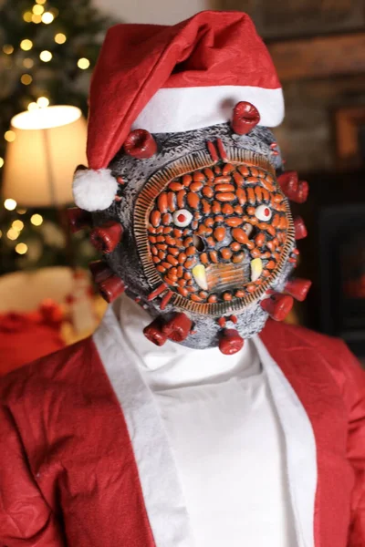 Porträt Einer Person Weihnachtsmannkostüm Mit Coronavirus Maske Drinnen — Stockfoto
