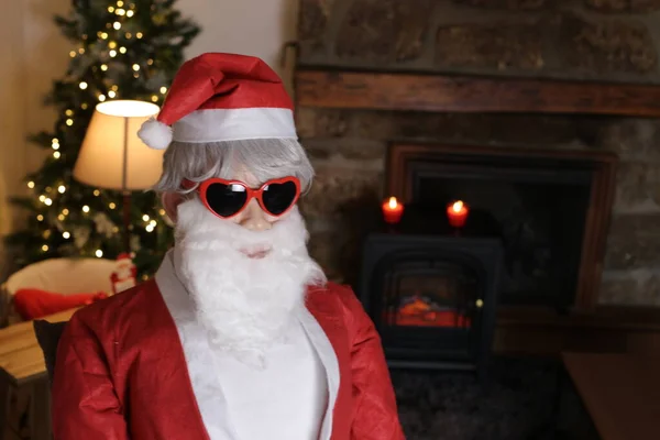 身着圣诞老人服装 戴着心形太阳镜的人的画像 — 图库照片