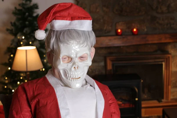 Portret Van Persoon Santa Kostuum Schedel Masker Binnen — Stockfoto