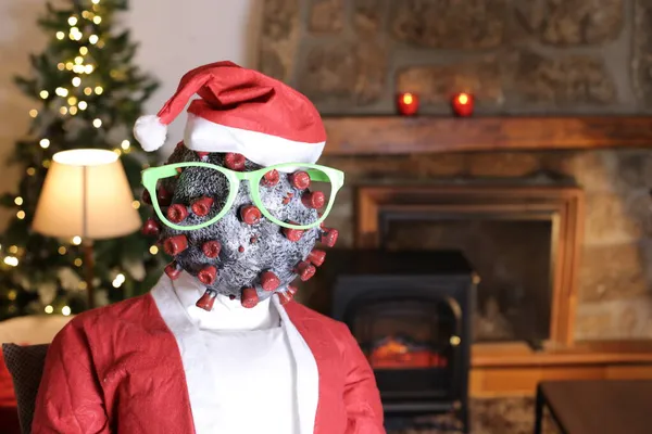 身着圣诞老人服装 戴着科罗纳病毒面具的人在室内的画像 — 图库照片