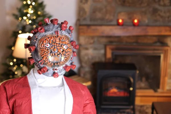 Porträt Einer Person Weihnachtsmannkostüm Mit Coronavirus Maske Drinnen — Stockfoto