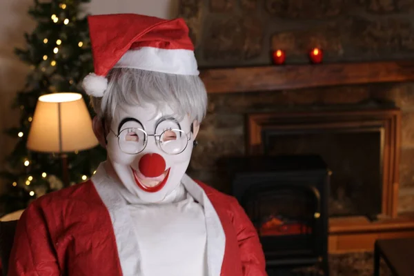 Porträt Einer Person Weihnachtsmannkostüm Und Clownsmaske Drinnen — Stockfoto