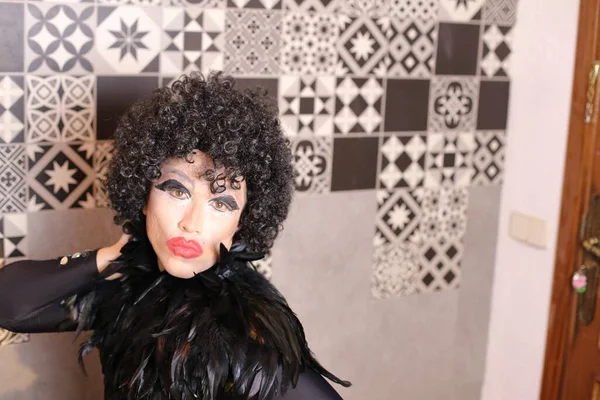 Крупним Планом Портрет Трансгендерної Жінки Перуці Сукні Вдома — стокове фото