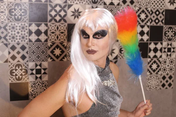 가발을 집에서 장식을 트랜스젠더 여성의 — 스톡 사진