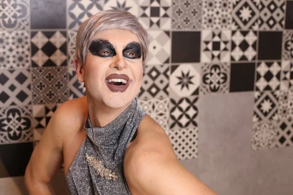 Retrato Cerca Mujer Transgénero Peluca Vestido Casa —  Fotos de Stock
