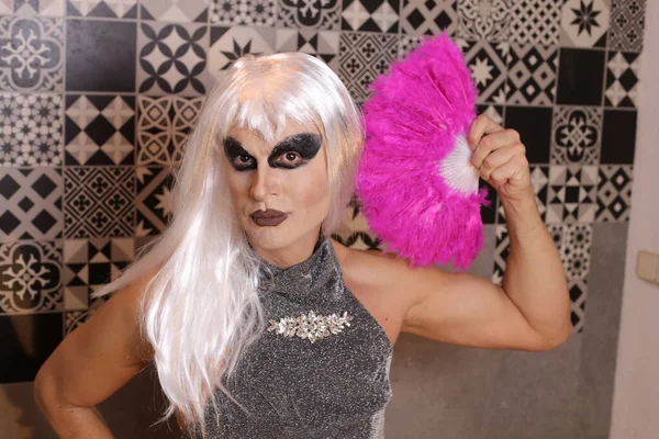 Ritratto Ravvicinato Donna Transgender Parrucca Vestito Con Ventilatore Palmare Rosa — Foto Stock