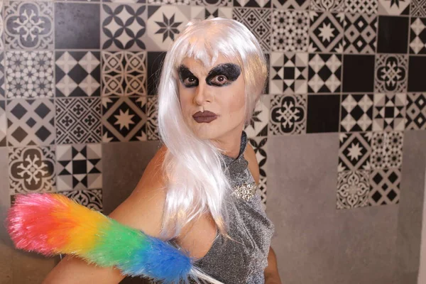 Ritratto Ravvicinato Donna Transgender Parrucca Abito Colorato Piuma Spolverino Casa — Foto Stock