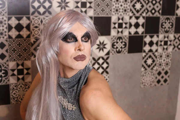 Крупним Планом Портрет Трансгендерної Жінки Перуці Сукні Вдома — стокове фото
