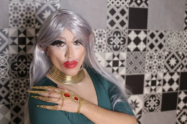 Ritratto Ravvicinato Donna Transgender Parrucca Vestito Casa — Foto Stock