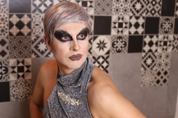 Nahaufnahme Porträt Einer Transgender Frau Mit Perücke Und Kleid Hause — Stockfoto