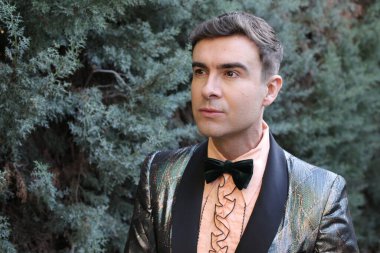 Dışarıdaki ceketli yakışıklı genç adamın yakın plan portresi.