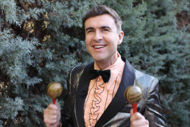 Dışarıda rumba yapan ceketli yakışıklı bir gencin yakın plan portresi.