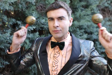 Dışarıda rumba yapan ceketli yakışıklı bir gencin yakın plan portresi.