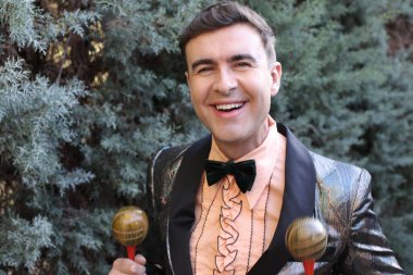Dışarıda rumba yapan ceketli yakışıklı bir gencin yakın plan portresi.