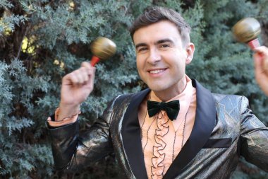 Dışarıda rumba yapan ceketli yakışıklı bir gencin yakın plan portresi.