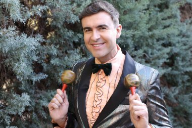 Dışarıda rumba yapan ceketli yakışıklı bir gencin yakın plan portresi.