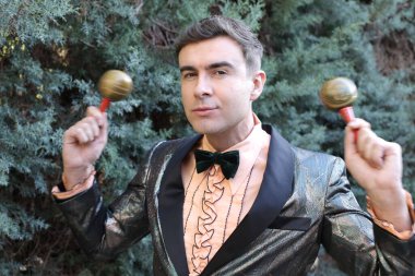 Dışarıda rumba yapan ceketli yakışıklı bir gencin yakın plan portresi.