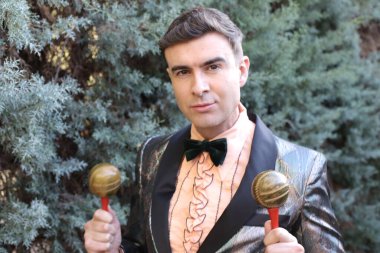 Dışarıda rumba yapan ceketli yakışıklı bir gencin yakın plan portresi.