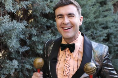 Dışarıda rumba yapan ceketli yakışıklı bir gencin yakın plan portresi.