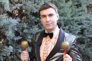 Dışarıda rumba yapan ceketli yakışıklı bir gencin yakın plan portresi.