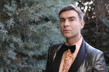 Dışarıdaki ceketli yakışıklı genç adamın yakın plan portresi.