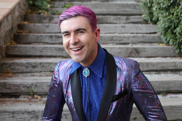 ピンクの髪をしたハンサムな若い男のクローズアップ肖像画紫の光沢のあるジャケット屋外 — ストック写真