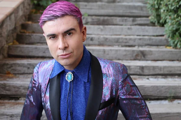 ピンクの髪をしたハンサムな若い男のクローズアップ肖像画紫の光沢のあるジャケット屋外 — ストック写真