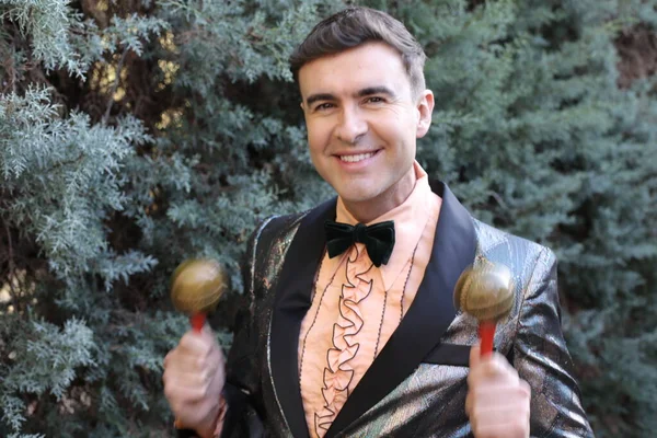 Dışarıda rumba yapan ceketli yakışıklı bir gencin yakın plan portresi.