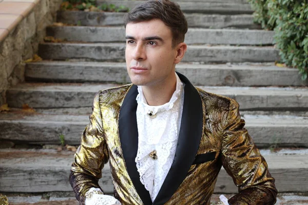 Nahaufnahme Porträt Eines Hübschen Jungen Mannes Goldener Glänzender Jacke Freien — Stockfoto