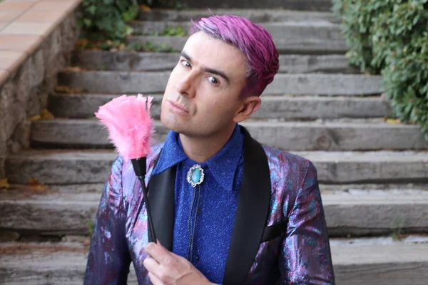 ピンクの羽のダスターと紫のジャケットのハンサムな若い男のクローズアップ肖像画屋外 — ストック写真
