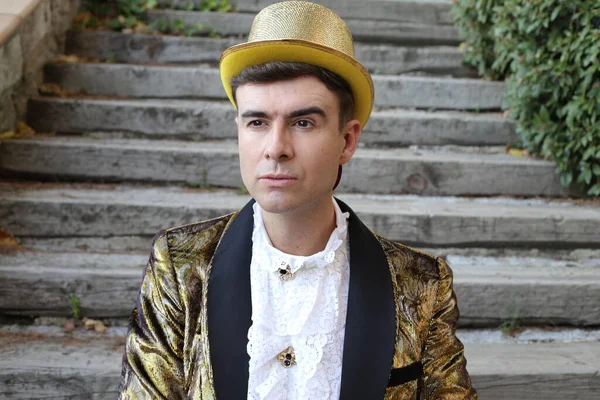 Nahaufnahme Porträt Eines Hübschen Jungen Mannes Goldglänzender Jacke Und Hut — Stockfoto