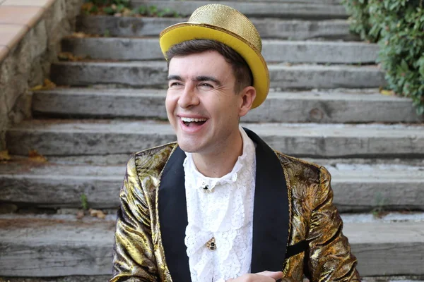 黄金の光沢のあるジャケットと帽子のハンサムな若い男のクローズアップ肖像画屋外 — ストック写真