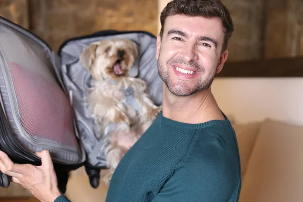 自宅で彼の可愛いです子犬とハンサムな若い男のクローズアップ肖像画 — ストック写真
