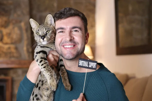 Närbild Porträtt Stilig Ung Man Som Håller Sin Exotiska Katt — Stockfoto