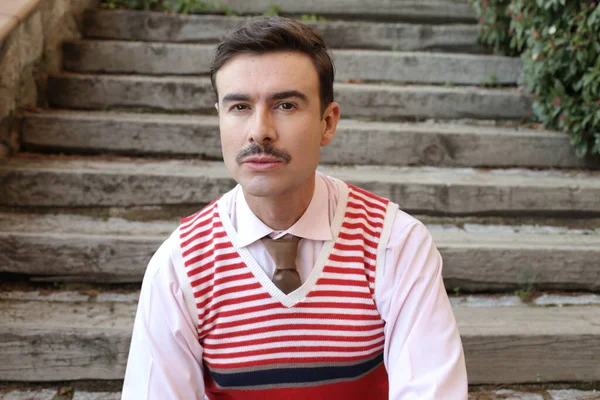 公園の階段の前のスタイリッシュな服のハンサムな若い男のクローズアップ肖像画 — ストック写真