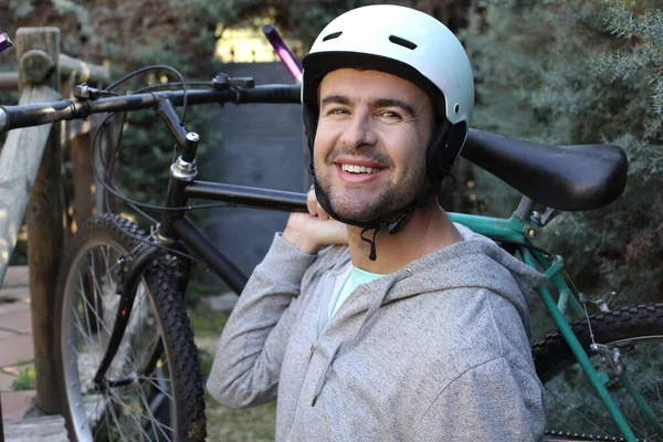 Ritratto Bel Giovanotto Con Casco Bicicletta Sulla Natura — Foto Stock